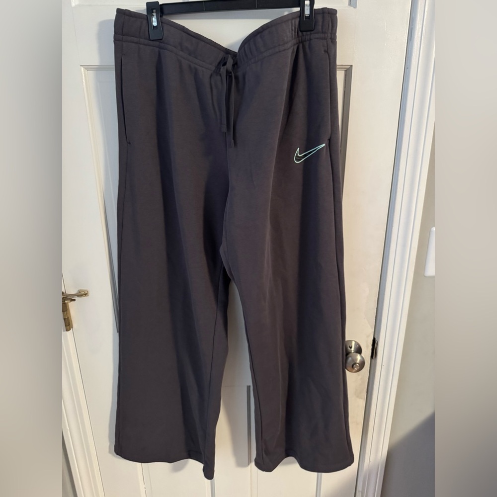 Woman’s Nike Sweatpants IH7800-036 NWT Size XL
